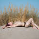 topless in spiaggia prendendo il sole
